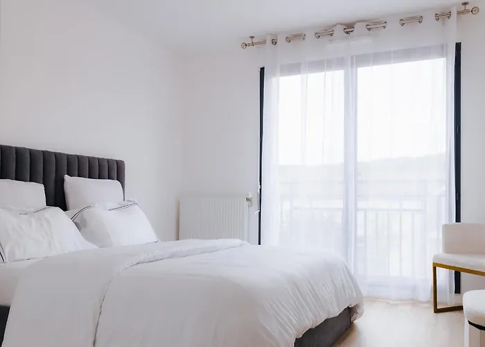 Appartement Luxueux, Neuf & Equipe A Versailles, Saint-Cyr-L\'Ecole